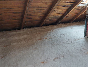 Izolace bytového domu s valbovou střechou